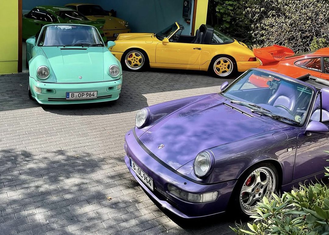 パステル Where Color Lives: A Collector's Vibrant Porsche 964 Garage